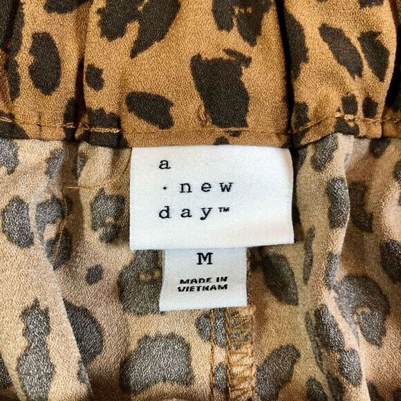 A New Day Women’s Animal Print Cheetah Shorts Size Medium - Picture 7 of 10
